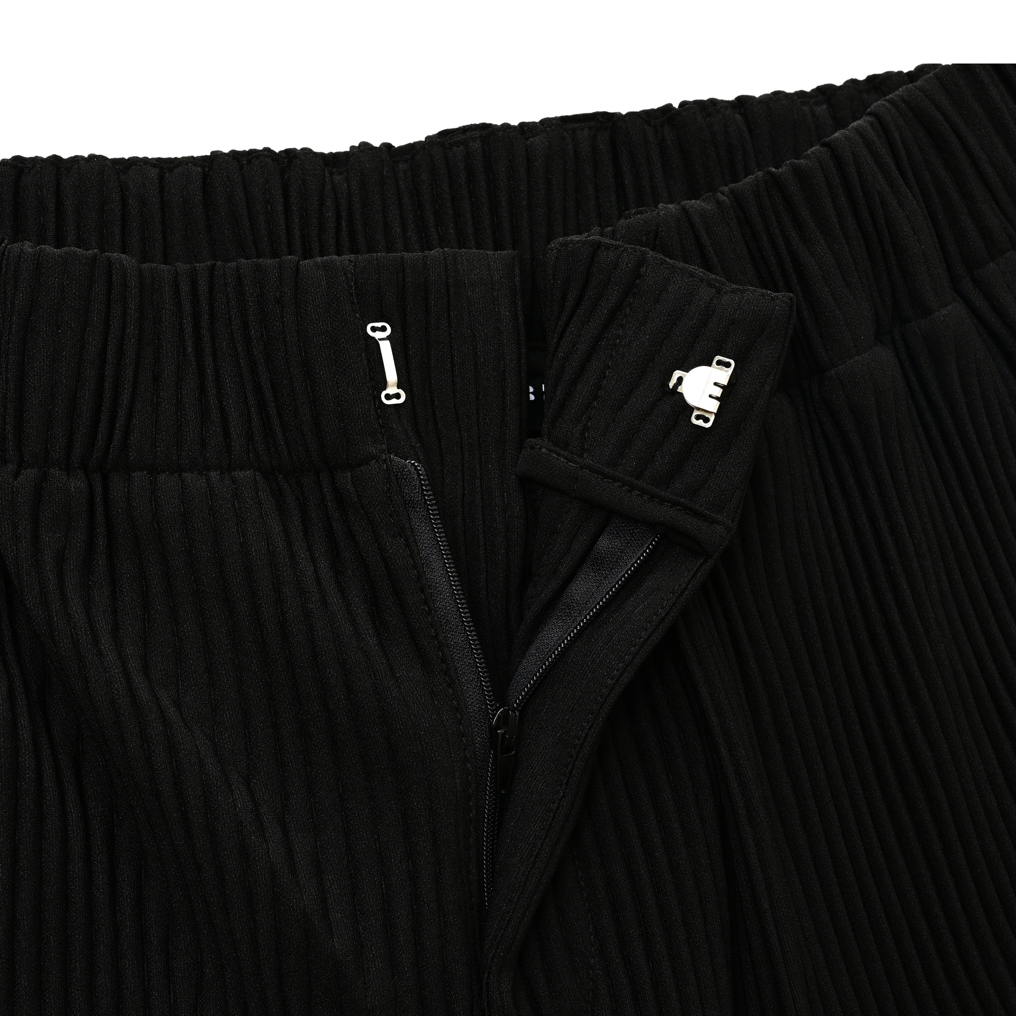 EBB - Signature Pleated Shorts - Black